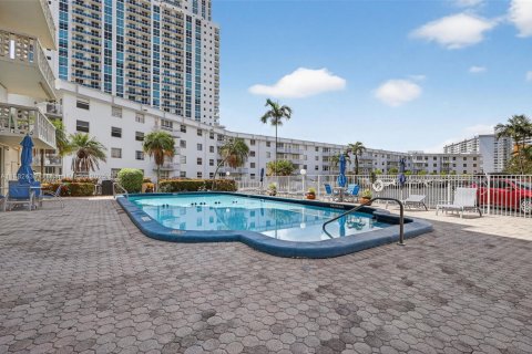 Condominio en alquiler en Hallandale Beach, Florida, 1 dormitorio, 75.9 m2 № 1930157 - foto 3