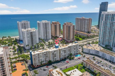 Condominio en alquiler en Hallandale Beach, Florida, 1 dormitorio, 75.9 m2 № 1930157 - foto 2