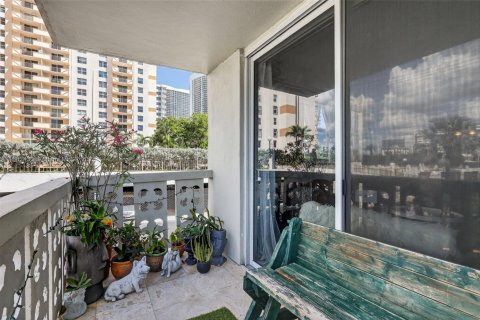 Condominio en alquiler en Hallandale Beach, Florida, 1 dormitorio, 75.9 m2 № 1930157 - foto 29