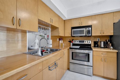 Condominio en alquiler en Hallandale Beach, Florida, 1 dormitorio, 75.9 m2 № 1930157 - foto 13