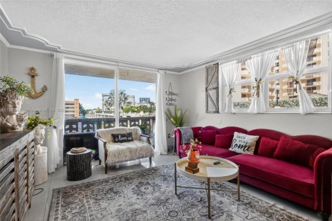 Condominio en alquiler en Hallandale Beach, Florida, 1 dormitorio, 75.9 m2 № 1930157 - foto 20