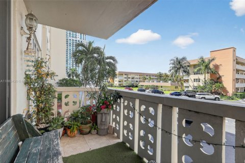 Condominio en alquiler en Hallandale Beach, Florida, 1 dormitorio, 75.9 m2 № 1930157 - foto 4
