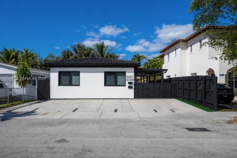 Propiedad comercial en Miami, Florida 217.67 m2 № 2153856