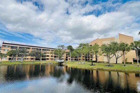 Condo in Plantation, Florida, 2 bedrooms  № 1485086 - photo 1