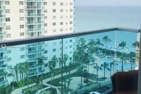 Condo in Hollywood, Florida, 1 bedroom  № 1868663 - photo 1