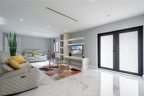 Casa en venta en Homestead, Florida, 4 dormitorios, 306.11 m2 № 1996830 - foto 5