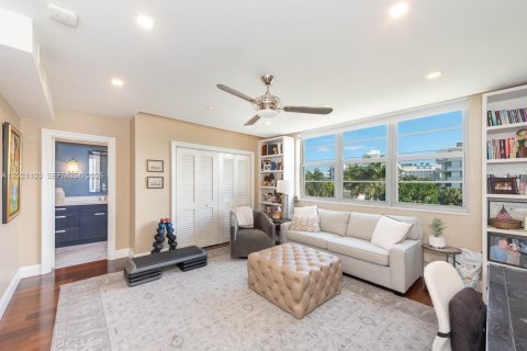 Condominio en venta en Bay Harbor Islands, Florida, 2 dormitorios, 189.99 m2 № 2183458 - foto 18