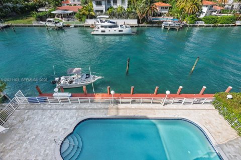 Condominio en venta en Bay Harbor Islands, Florida, 2 dormitorios, 189.99 m2 № 2183458 - foto 25