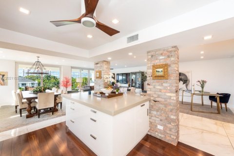 Condominio en venta en Bay Harbor Islands, Florida, 2 dormitorios, 189.99 m2 № 2183458 - foto 8