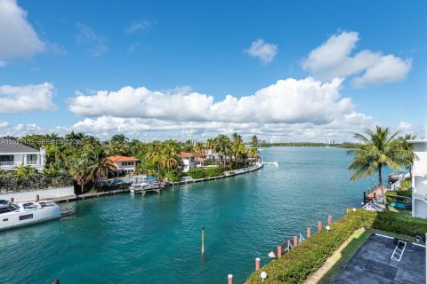 Condominio en Bay Harbor Islands, Florida, 2 dormitorios  № 2183458
