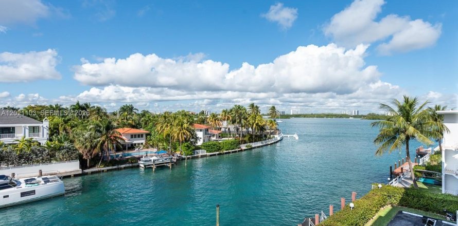 Condominio en Bay Harbor Islands, Florida, 2 dormitorios  № 2183458