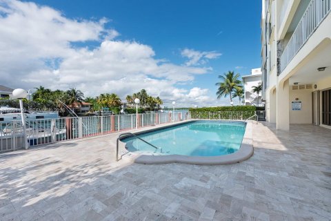 Condominio en venta en Bay Harbor Islands, Florida, 2 dormitorios, 189.99 m2 № 2183458 - foto 26