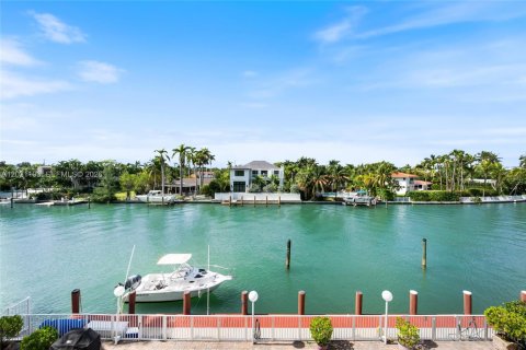 Condominio en venta en Bay Harbor Islands, Florida, 2 dormitorios, 189.99 m2 № 2183458 - foto 24