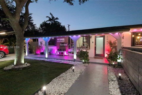 House in Miami, Florida 3 bedrooms, 93.65 sq.m. № 2026805