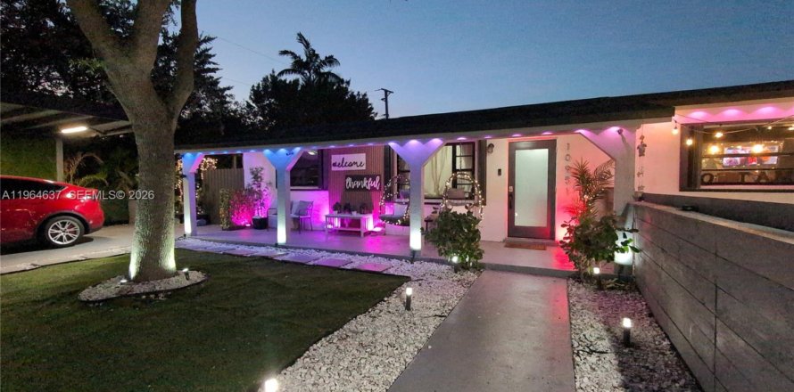 House in Miami, Florida 3 bedrooms, 93.65 sq.m. № 2026805