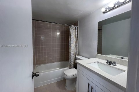 Condo in Cutler Bay, Florida, 2 bedrooms  № 908421 - photo 13