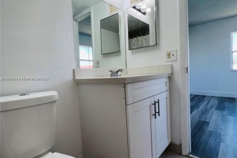 Condo in Cutler Bay, Florida, 2 bedrooms  № 908421 - photo 14