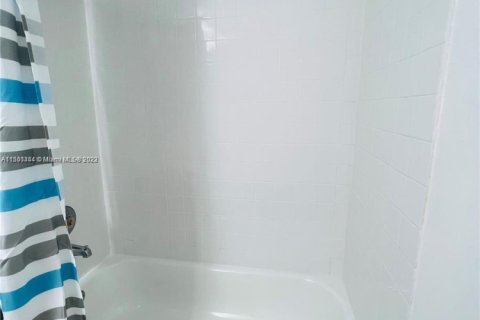 Condo in Cutler Bay, Florida, 2 bedrooms  № 908421 - photo 9