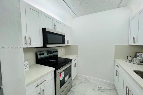 Condo in Cutler Bay, Florida, 2 bedrooms  № 908421 - photo 2