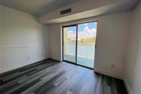 Condo in Cutler Bay, Florida, 2 bedrooms  № 908421 - photo 5