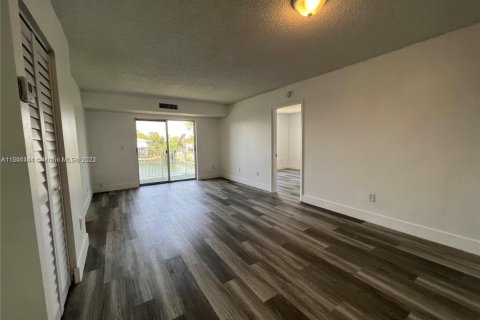 Condo in Cutler Bay, Florida, 2 bedrooms  № 908421 - photo 4