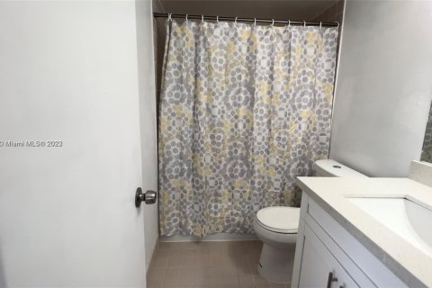 Condo in Cutler Bay, Florida, 2 bedrooms  № 908421 - photo 12