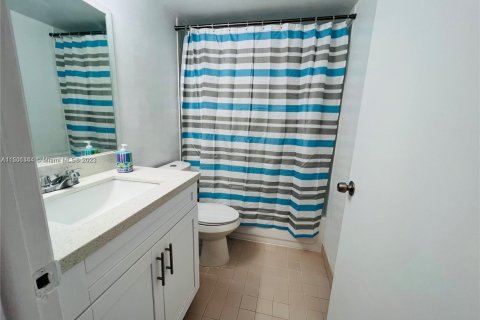 Condo in Cutler Bay, Florida, 2 bedrooms  № 908421 - photo 8