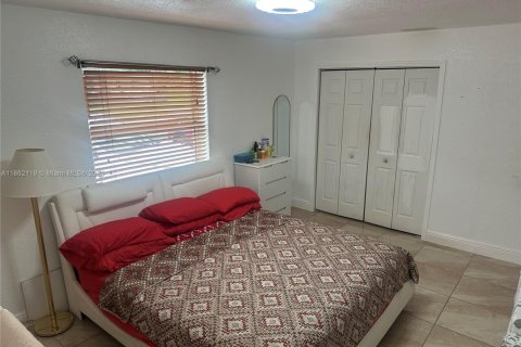 House in Opa-locka, Florida 3 bedrooms, 118.91 sq.m. № 1961366 - photo 13