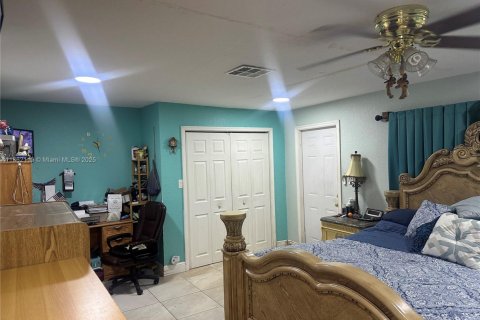 House in Opa-locka, Florida 3 bedrooms, 118.91 sq.m. № 1961366 - photo 8