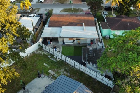 House in Opa-locka, Florida 3 bedrooms, 118.91 sq.m. № 1961366 - photo 21