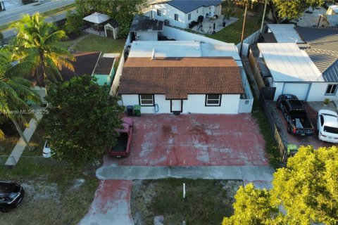 House in Opa-locka, Florida 3 bedrooms, 118.91 sq.m. № 1961366 - photo 17