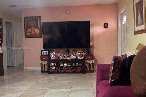 House in Opa-locka, Florida 3 bedrooms, 118.91 sq.m. № 1961366 - photo 2