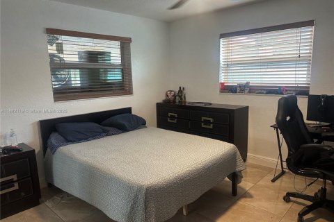 House in Opa-locka, Florida 3 bedrooms, 118.91 sq.m. № 1961366 - photo 11