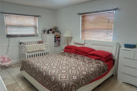 House in Opa-locka, Florida 3 bedrooms, 118.91 sq.m. № 1961366 - photo 12