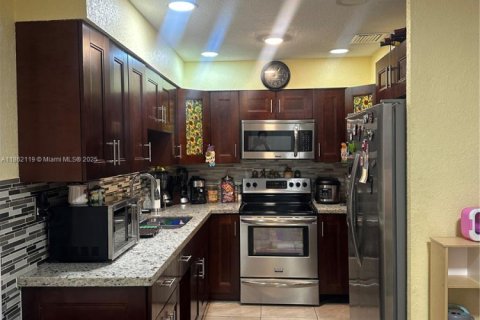 House in Opa-locka, Florida 3 bedrooms, 118.91 sq.m. № 1961366 - photo 4