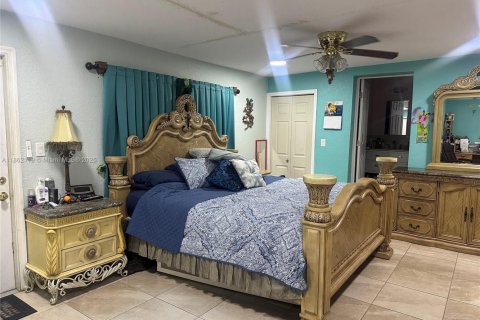 House in Opa-locka, Florida 3 bedrooms, 118.91 sq.m. № 1961366 - photo 7