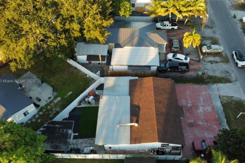 House in Opa-locka, Florida 3 bedrooms, 118.91 sq.m. № 1961366 - photo 19