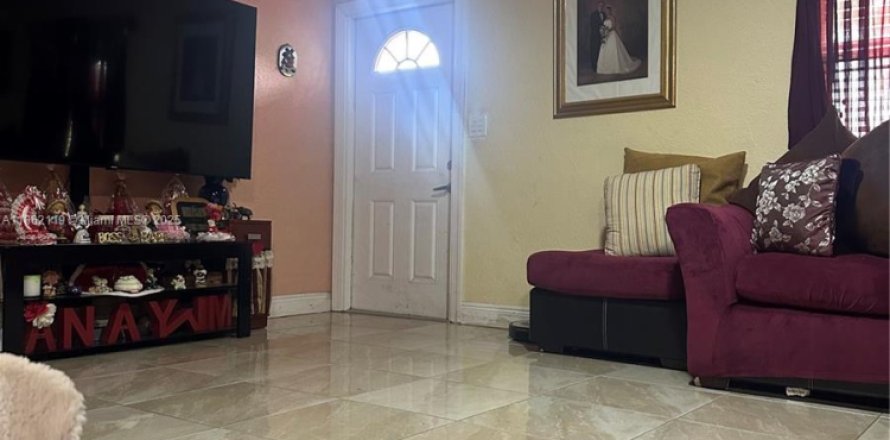 House in Opa-locka, Florida 3 bedrooms, 118.91 sq.m. № 1961366