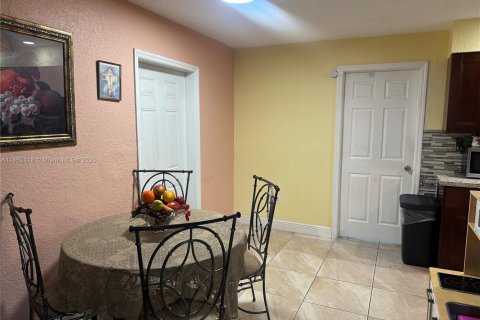 House in Opa-locka, Florida 3 bedrooms, 118.91 sq.m. № 1961366 - photo 5