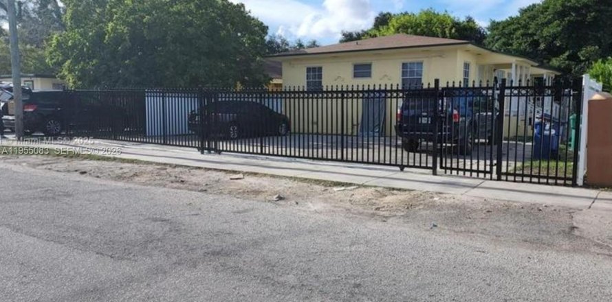 Immobilier commercial à Miami, Floride 137.96 m2 № 2010952