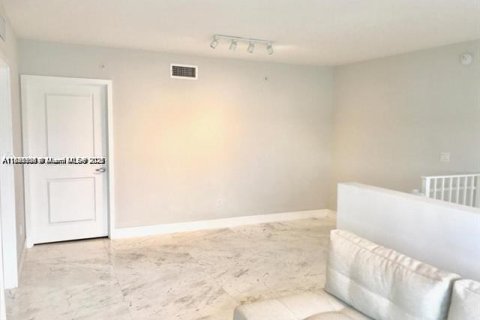 Condo in Sunny Isles Beach, Florida, 2 bedrooms  № 1979084 - photo 23