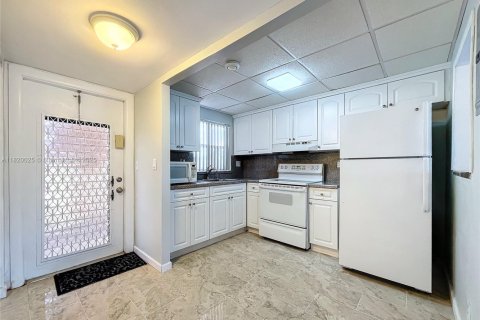 Condo in Sunrise, Florida, 2 bedrooms  № 1777794 - photo 2