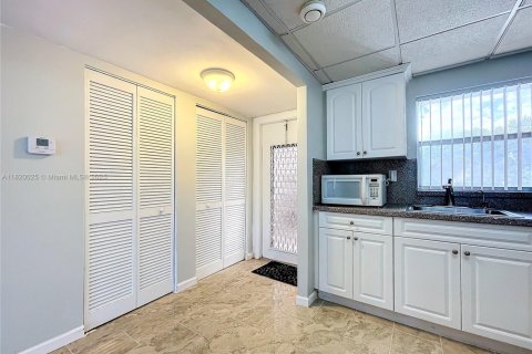 Condo in Sunrise, Florida, 2 bedrooms  № 1777794 - photo 6