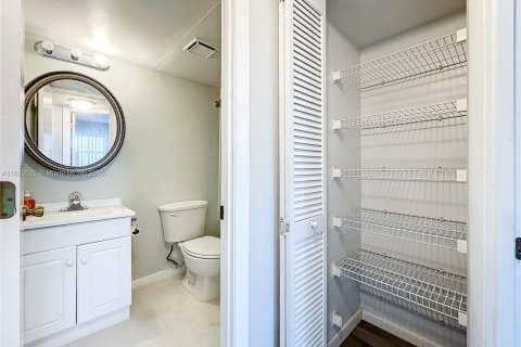 Condo in Sunrise, Florida, 2 bedrooms  № 1777794 - photo 19