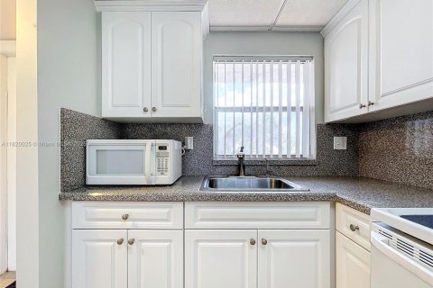 Condo in Sunrise, Florida, 2 bedrooms  № 1777794 - photo 3