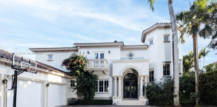 Дом в Корал-Гейблс, Флорида 5 спален, 469.44м2 № 2019405