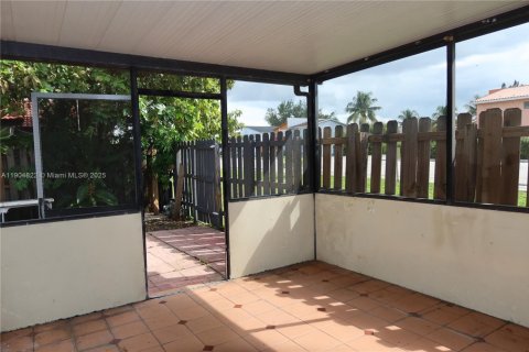 Touwnhouse à vendre à Miami, Floride: 3 chambres, 106.84 m2 № 1956072 - photo 17