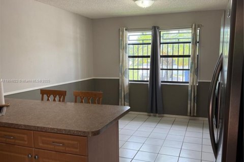 Townhouse in Miami, Florida 3 bedrooms, 106.84 sq.m. № 1956072 - photo 2