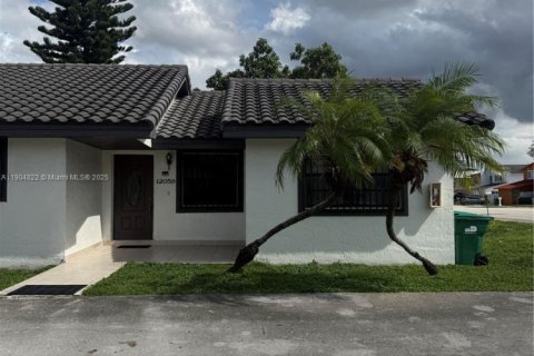 Townhouse in Miami, Florida 3 bedrooms, 106.84 sq.m. № 1956072 - photo 1