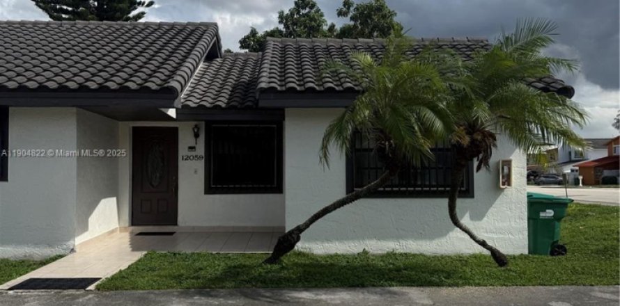 Townhouse in Miami, Florida 3 bedrooms, 106.84 sq.m. № 1956072